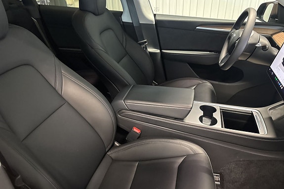 Tesla Model Y 14 of 29