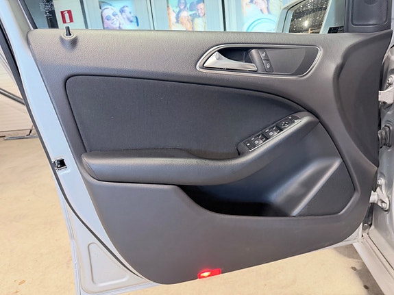 Mercedes-Benz B180 12 of 13