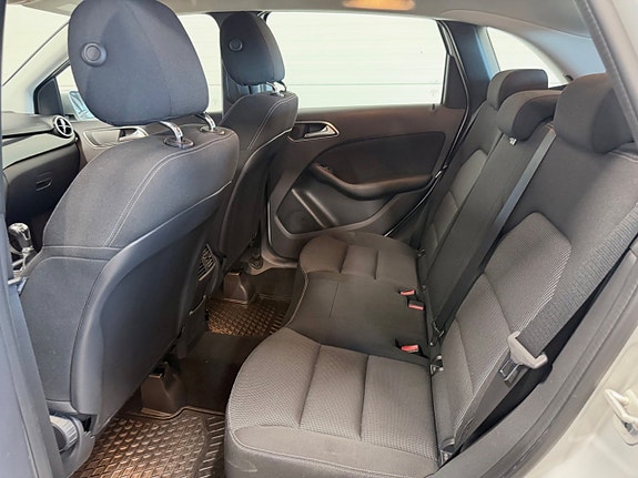 Mercedes-Benz B180 13 of 13