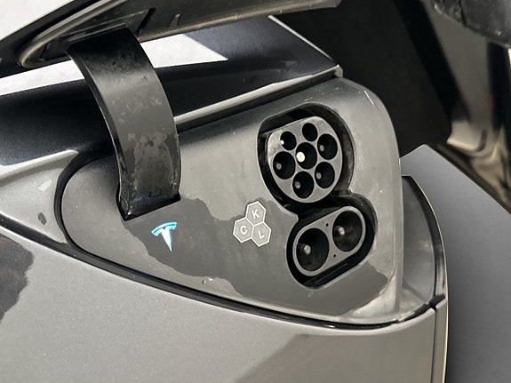 Tesla Model Y 10 of 30