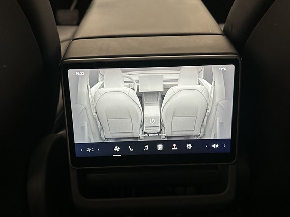 Tesla Model Y 28 of 30