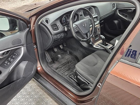 Volvo V40 Cross Country 2 of 7
