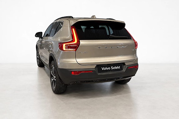 Volvo XC40 2 of 20
