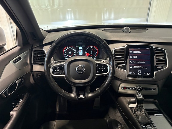 Volvo XC90 10 of 27