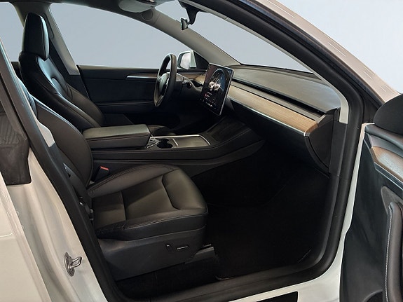 Tesla Model Y 10 of 23