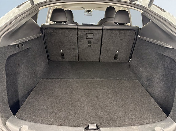 Tesla Model Y 12 of 23