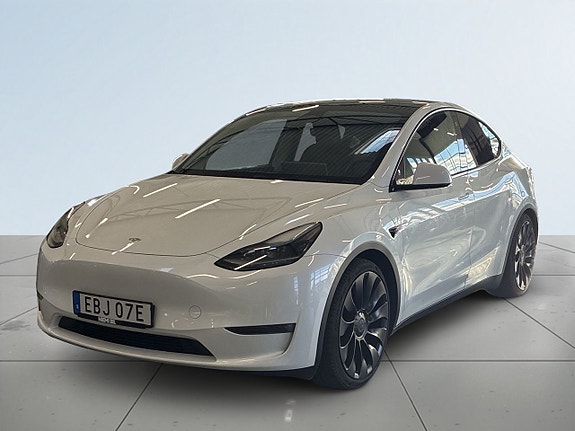 Tesla Model Y 15 of 23