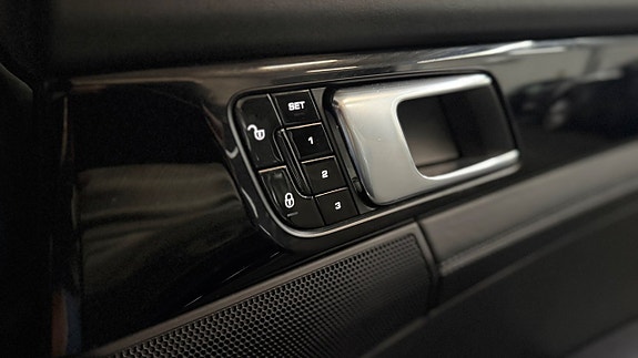 Porsche Panamera 4S 18 of 30