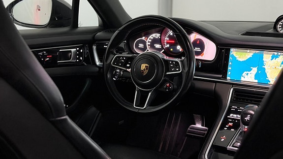 Porsche Panamera 4S 16 of 30