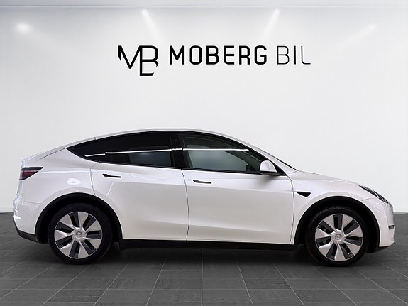 Tesla Model Y 4 of 19