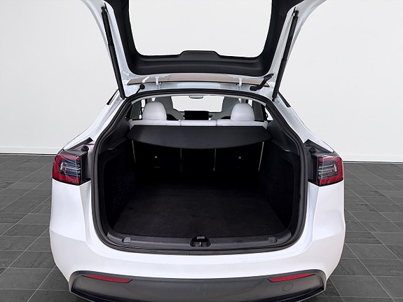 Tesla Model Y 14 of 19