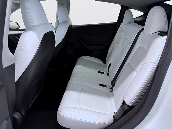 Tesla Model Y 10 of 19