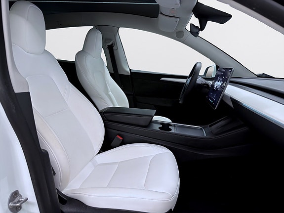 Tesla Model Y 13 of 19