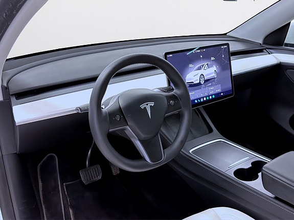 Tesla Model Y 9 of 19