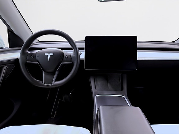 Tesla Model Y 11 of 19