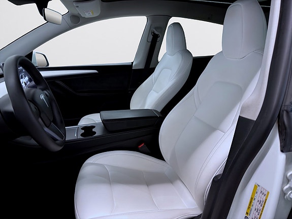 Tesla Model Y 8 of 19