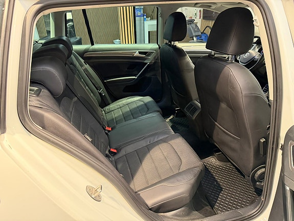 Volkswagen Golf Alltrack 23 of 30