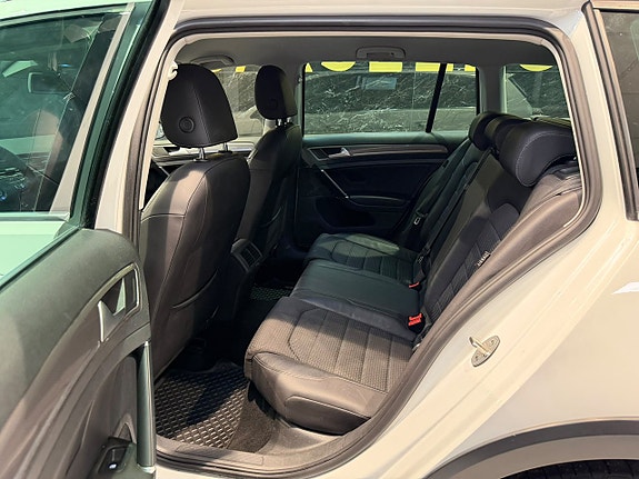 Volkswagen Golf Alltrack 22 of 30