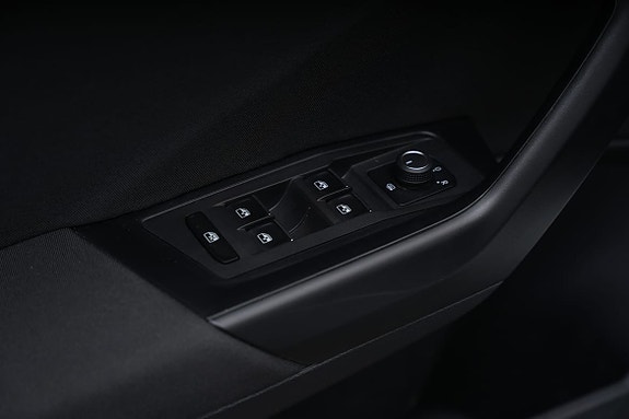 Volkswagen T-Roc 27 of 27