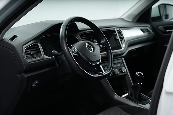 Volkswagen T-Roc 16 of 27