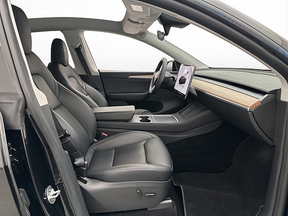 Tesla Model Y 14 of 30
