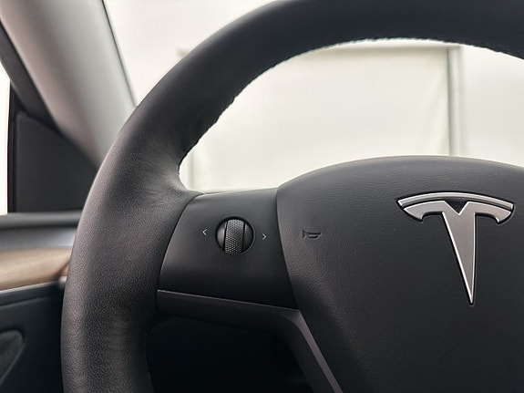 Tesla Model Y 27 of 30