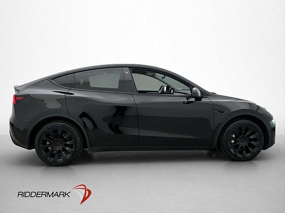 Tesla Model Y 10 of 30