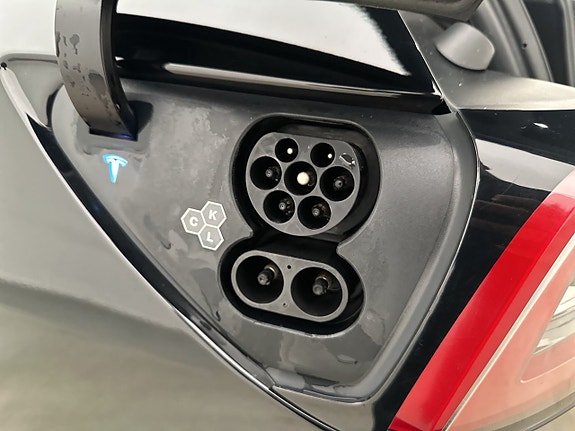Tesla Model Y 13 of 30
