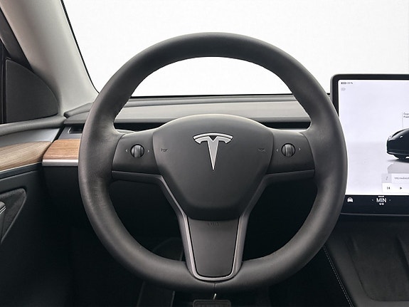 Tesla Model Y 28 of 30