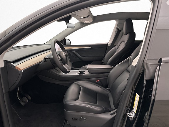 Tesla Model Y 16 of 30