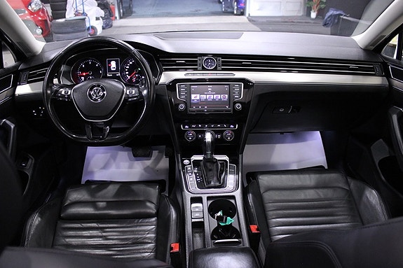 Volkswagen Passat 16 of 30