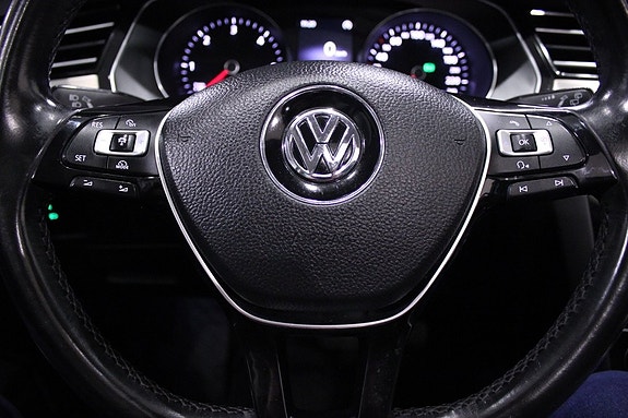 Volkswagen Passat 24 of 30