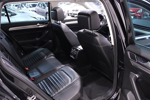 Volkswagen Passat 19 of 30
