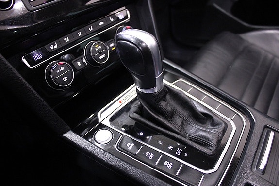Volkswagen Passat 13 of 30