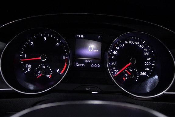 Volkswagen Passat 22 of 30