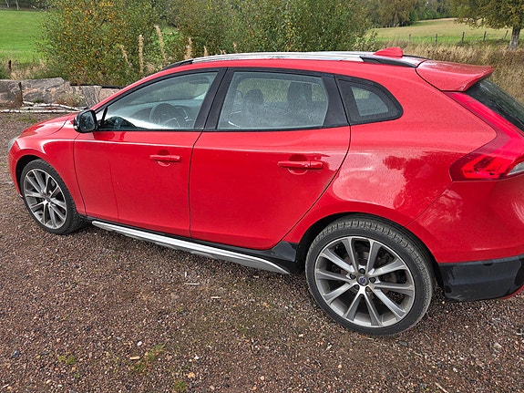 Volvo V40 Cross Country 2 of 6