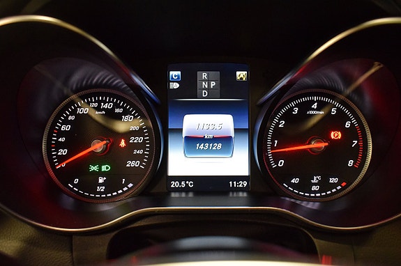 Mercedes-Benz GLC250 13 of 28