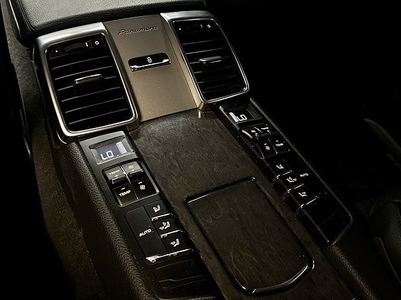 Porsche Panamera 4 17 of 24