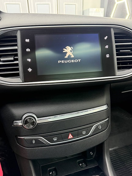 Peugeot 308 SW 11 of 14