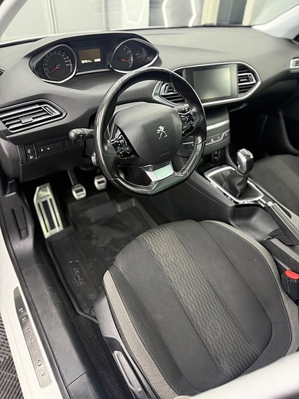 Peugeot 308 SW 7 of 14