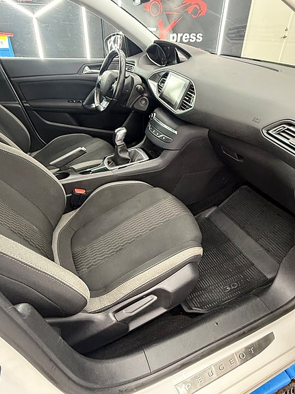 Peugeot 308 SW 9 of 14