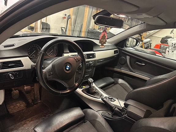 BMW 320d 4 of 5