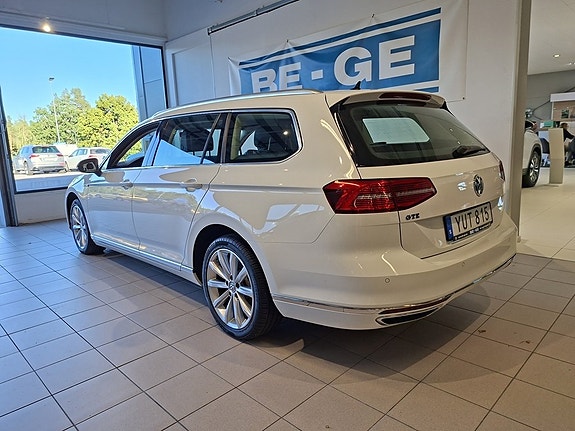 Volkswagen Passat 3 of 14