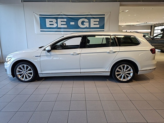 Volkswagen Passat 2 of 14