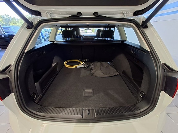 Volkswagen Passat 8 of 14