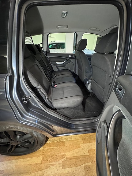 Ford C-Max 8 of 17