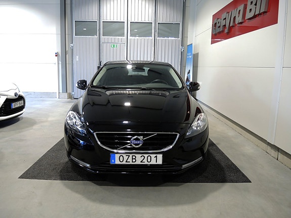 Volvo V40 2 of 18