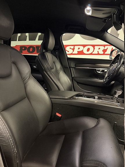 Volvo V90 Cross Country 2 of 3