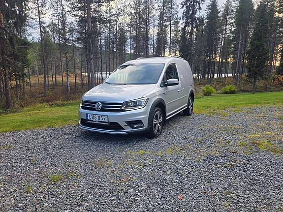 Volkswagen Caddy Alltrack 2 of 7