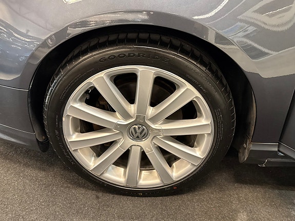 Volkswagen Passat 28 of 30